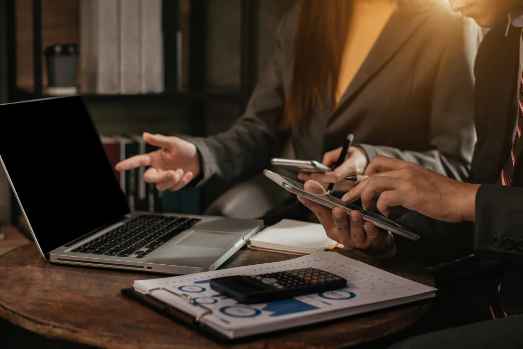 A Receita Federal encerrou 2025 sinalizando uma mudança relevante na sua estratégia de relacionamento com empresas. Em vez de atuar apenas de forma repressiva, o Fisco passou a investir em orientação preventiva, acompanhamento fiscal contínuo e estímulo à conformidade. Esse novo posicionamento ganhou forma com a criação do Programa de Proatividade do Atendimento, conhecido como Aproxime, instituído pela Portaria RFB nº 627/2025. Nesse contexto, empresários, gestores financeiros, contadores e profissionais da área fiscal precisam entender que o Aproxime não representa apenas um novo canal de atendimento. Pelo contrário, ele sinaliza uma redefinição da lógica de compliance tributário no Brasil, especialmente em um ambiente marcado pela Reforma Tributária, pelo uso intensivo de dados e pela fiscalização cada vez mais integrada. Como explicou a própria Receita Federal em nota oficial, o programa busca “oferecer atendimento especializado e promover a conformidade tributária”. Na prática, como observam analistas do setor, trata-se de uma tentativa clara de corrigir desvios antes da autuação formal, o que altera de forma significativa a dinâmica entre empresas e o Fisco. O que é o Programa Aproxime da Receita Federal? O Programa Aproxime consiste em um modelo de atendimento personalizado e preventivo, direcionado a empresas previamente selecionadas pela Receita Federal. Diferentemente da fiscalização tradicional, o foco recai sobre a identificação antecipada de inconsistências e sobre a orientação procedimental para correção voluntária. De acordo com a Portaria RFB nº 627/2025, o programa envolve: definição criteriosa do público-alvo; comunicação direcionada e individualizada; atendimento especializado após adesão formal; parcerias institucionais; monitoramento contínuo da situação fiscal. Entretanto, é fundamental destacar que as orientações prestadas no âmbito do Aproxime não produzem efeitos jurídicos vinculantes, como ocorre nas consultas formais previstas na legislação tributária. Portanto, apesar do caráter colaborativo, a empresa continua responsável por suas decisões fiscais. Por que a Receita Federal lançou o Aproxime neste momento? O surgimento do Aproxime não ocorre por acaso. Na verdade, ele se conecta diretamente a três movimentos estruturais que já transformam a atuação do Fisco. Primeiro, a Receita ampliou de forma significativa o uso de cruzamentos eletrônicos e análise de dados em tempo quase real, o que permite identificar padrões de inconsistência com muito mais rapidez. Em segundo lugar, a Reforma Tributária do consumo, com IBS e CBS, exigirá níveis elevados de integração, padronização e conformidade a partir de 2026. Por fim, programas como o Receita Sintonia já classificam contribuintes com base no grau de regularidade, criando incentivos claros para boas práticas. Segundo o secretário especial da Receita Federal, Robinson Barreirinhas, em comunicação institucional, o objetivo é “antecipar problemas dos contribuintes antes que eles comprometam a conformidade tributária”. Assim, o Fisco passa a atuar de forma mais seletiva: colaborativo com quem mantém padrões elevados de compliance e mais rigoroso com quem insiste em modelos reativos. Quem pode ser selecionado para o Programa Aproxime? A Receita Federal não abriu o Aproxime para adesão espontânea. Em vez disso, as Superintendências Regionais realizam a seleção das empresas, considerando a localização da matriz e critérios internos. Podem ser selecionadas pessoas jurídicas que se enquadrem, por exemplo, em: contribuintes classificados como diferenciados; empresas enquadradas como A+ no programa Receita Sintonia; outros critérios definidos pela superintendência regional, desde que não se trate de contribuinte especial. Na prática, como explicam consultores tributários, o programa se direciona a empresas com maior relevância econômica ou histórico consistente de conformidade, e não a contribuintes que acumulam irregularidades recorrentes. A adesão ao Aproxime é obrigatória? Não. Mesmo após a seleção, a adesão permanece facultativa. O fluxo funciona da seguinte maneira: primeiro, a Receita Federal comunica formalmente a empresa selecionada. Em seguida, a empresa avalia os impactos e decide se deseja aderir. Caso opte pela adesão, deverá formalizar manifestação expressa e enviar informações por meio de processo digital específico, além de utilizar obrigatoriamente o Domicílio Tributário Eletrônico (DTE). Somente após essa etapa o atendimento especializado se inicia. Por isso, especialistas recomendam análise prévia cuidadosa, já que a adesão amplia o nível de interação e acompanhamento fiscal. Como funciona o atendimento no Programa Aproxime? A Receita Federal prestará o atendimento por meio de servidores designados especificamente para essa finalidade. Além disso, utilizará canais próprios, que serão detalhados em atos complementares. A Coordenação-Geral de Atendimento (Cogea) ficará responsável por padronizar procedimentos, definir normas operacionais e supervisionar as equipes regionais. Com isso, o programa tende a ganhar escala e maior uniformidade ao longo do tempo, reduzindo assimetrias regionais. O Aproxime permite monitoramento antecipado da regularidade fiscal? Sim, e esse ponto merece atenção especial. A Portaria prevê que a Receita possa realizar monitoramento prévio da situação fiscal para fins de emissão ou renovação da Certidão Negativa de Débitos (CND). Na prática, antes de negar a certidão, o Fisco poderá identificar pendências, comunicar o contribuinte e permitir a regularização prévia. Isso reduz riscos operacionais para empresas que dependem da CND para contratos, financiamentos e licitações. Ao mesmo tempo, porém, amplia o grau de vigilância e exige respostas rápidas e bem fundamentadas. Em quais situações a empresa pode ser excluída do programa? A exclusão pode ocorrer em hipóteses como perda dos critérios de elegibilidade, descumprimento reiterado de obrigações ou solicitação da própria empresa. Nesses casos, a Receita deve comunicar a exclusão com antecedência mínima de 30 dias. Além disso, a empresa poderá apresentar recurso administrativo no prazo de 10 dias, conforme prevê a Lei nº 9.784/1999. Esse ponto reforça que, embora colaborativo, o programa mantém estrutura formal e exige gestão ativa. Quais são os riscos e oportunidades do Aproxime? Sob a ótica estratégica, o Aproxime oferece oportunidades claras. Ele pode aumentar a previsibilidade fiscal, reduzir litígios e permitir correções antecipadas. Além disso, favorece empresas que já investem em governança e controle. Por outro lado, o programa não funciona como salvo-conduto. A adesão implica maior transparência, acompanhamento contínuo e necessidade de resposta tempestiva às comunicações da Receita. Como alertam especialistas, ignorar orientações ou tratar o programa com informalidade pode ampliar riscos, e não reduzi-los. Sugestão de recurso visual: Fluxograma do funcionamento do Programa Aproxime, desde a seleção até a adesão, atendimento e eventual exclusão. Alt-text: “Fluxograma do Programa Aproxime da Receita Federal e etapas de adesão e acompanhamento fiscal”. Conclusão: o Aproxime redefine o papel do compliance tributário O Programa Aproxime confirma uma tendência já evidente. A Receita Federal avança para um modelo mais analítico, preventivo e relacional, especialmente com empresas consideradas estratégicas ou bem avaliadas em conformidade. Para organizações preparadas, o programa pode significar menos risco e mais previsibilidade. Por outro lado, para quem ainda trata compliance como reação a autuações, o Aproxime funciona como um alerta claro de que o ambiente fiscal brasileiro exige outro nível de organização. Como resumem especialistas da área, o Fisco deixou claro com quem deseja se aproximar e em quais condições. Compreender essa mudança agora se tornou essencial para evitar surpresas nos próximos anos.