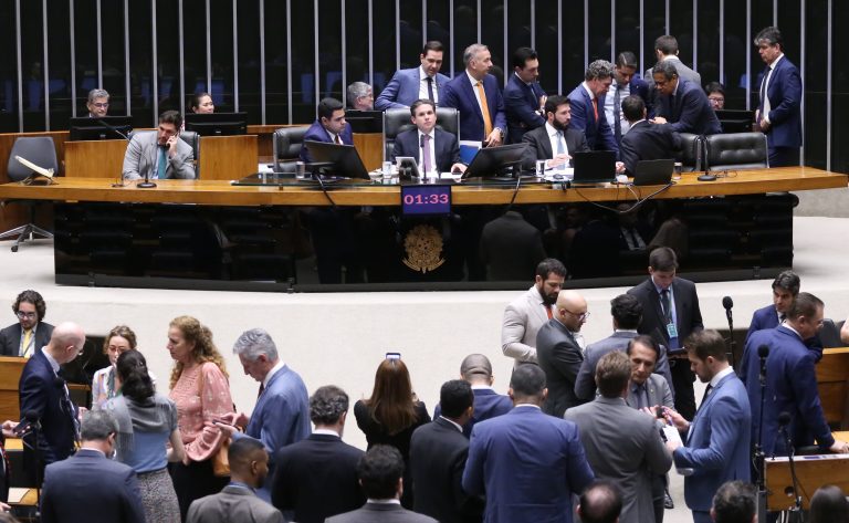 Câmara aprova corte de benefícios fiscais e aumento de tributos para bets e fintechs. Veja impactos e como se preparar para 2026.