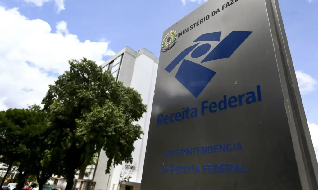 Entenda por que 2026 será o ano de testes obrigatórios da CBS e do IBS e como as orientações da Receita Federal mudam toda a operação fiscal das empresas.