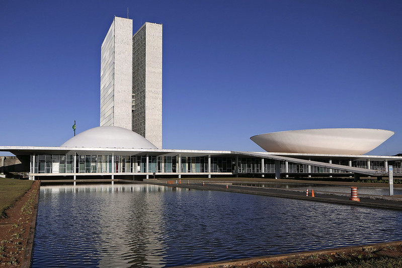 Lei sancionada por Lula confirma IRRF sobre juros pagos ao exterior em compras a prazo. Veja impactos, riscos e cuidados fiscais