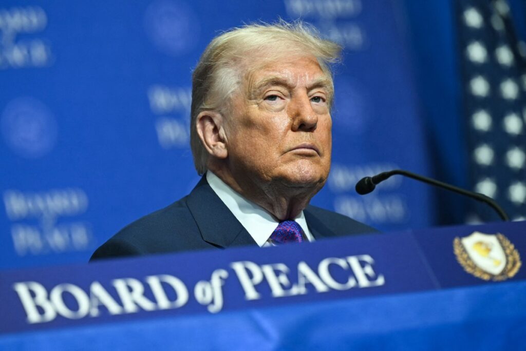 Suprema Corte derruba tarifas de Trump e ele promete novo decreto com tarifa global de 10%. Entenda impactos em custo, câmbio e planejamento tributário.