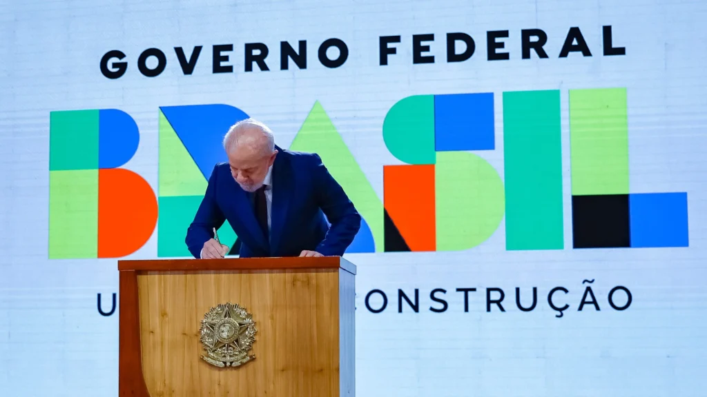 Governo zera imposto de 105 itens e retoma alíquota de smartphones. Veja impactos fiscais e estratégicos para importadores.