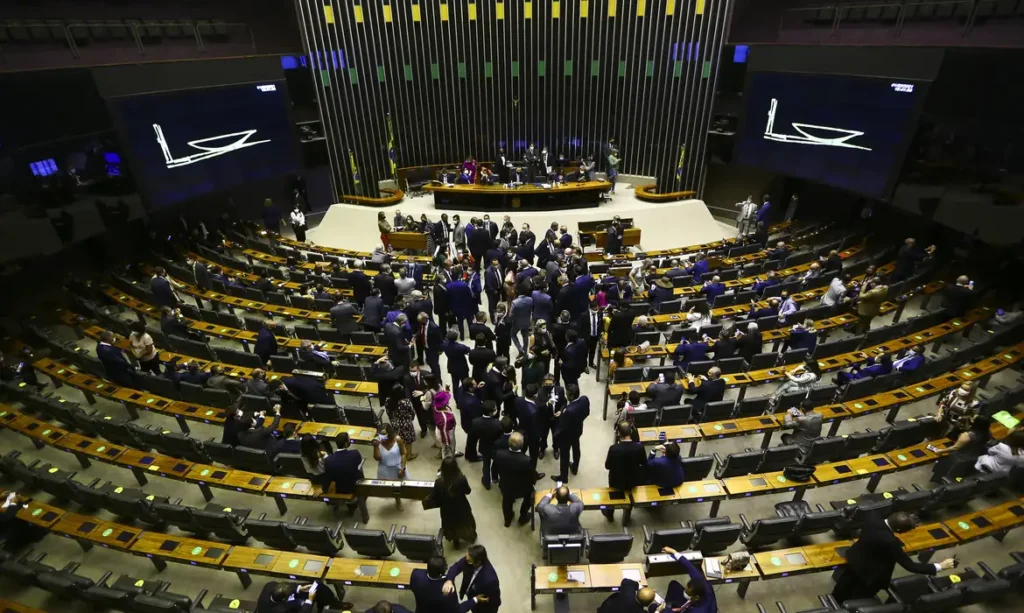 Câmara aprova benefícios fiscais para áreas de livre comércio em 2026. Entenda impactos práticos e o que muda com a Reforma Tributária.