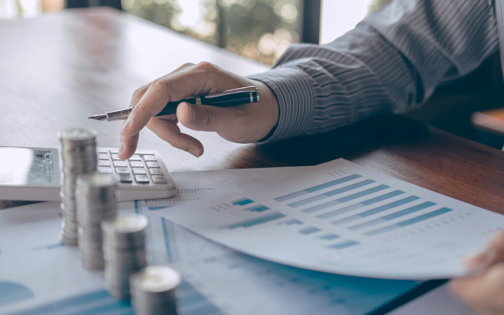 IBS e CBS já entraram na NFS-e para parte dos prestadores desde 1º/10. Veja quem está no cronograma de outubro, dezembro e janeiro de 2027.