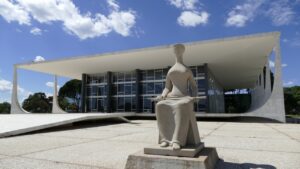 STF decidiu por 7 a 4 que crédito presumido de ICMS não integra PIS e Cofins. Entenda o Tema 843 e o impacto para as empresas.